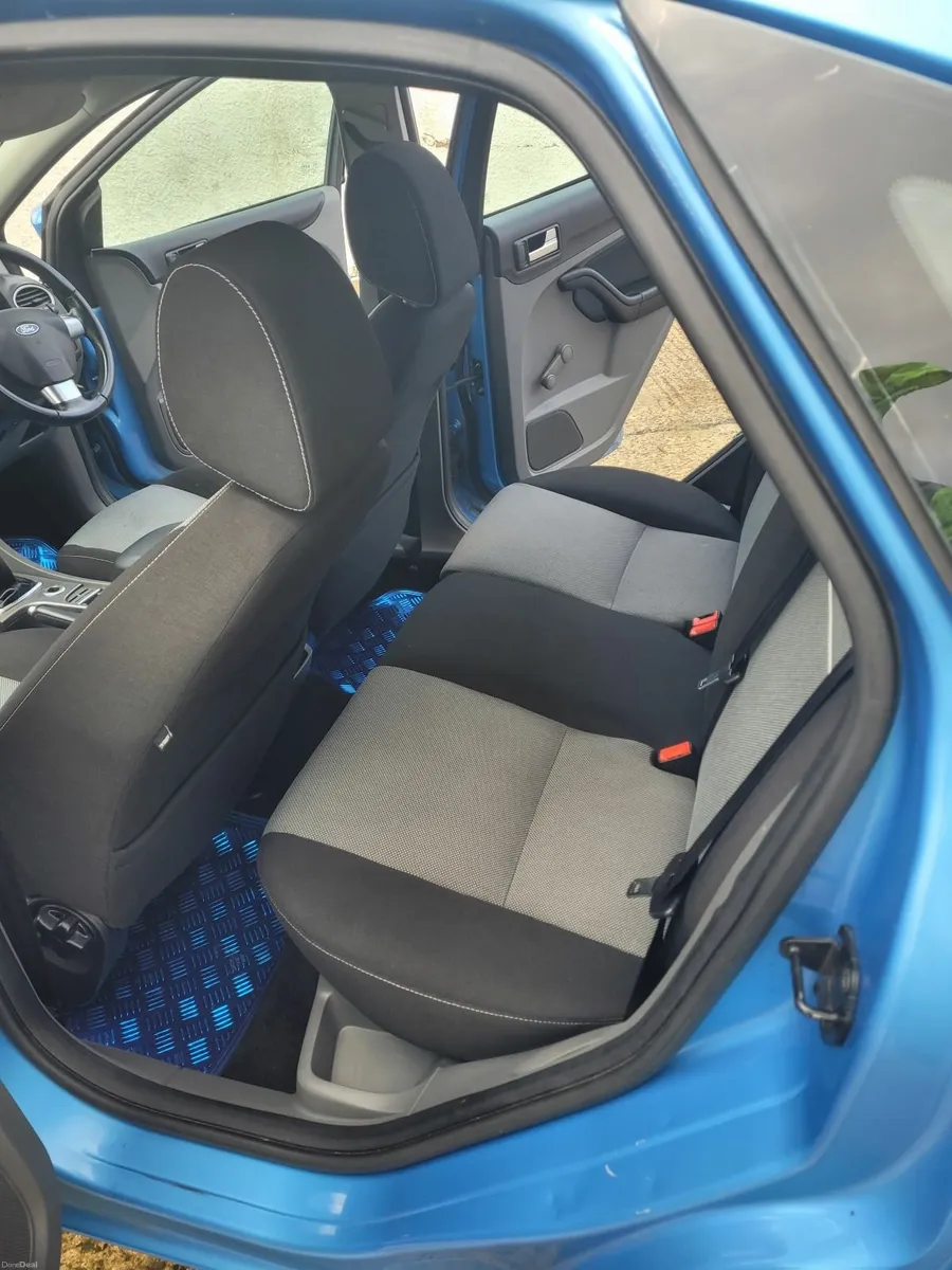 Ford Focus 2010 - Image 2