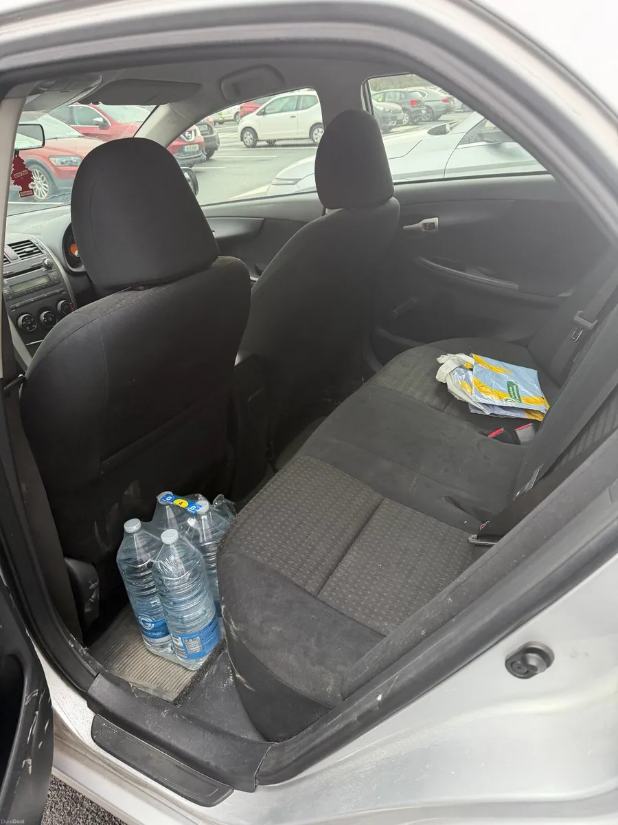 Toyota Corolla saloon - Image 2