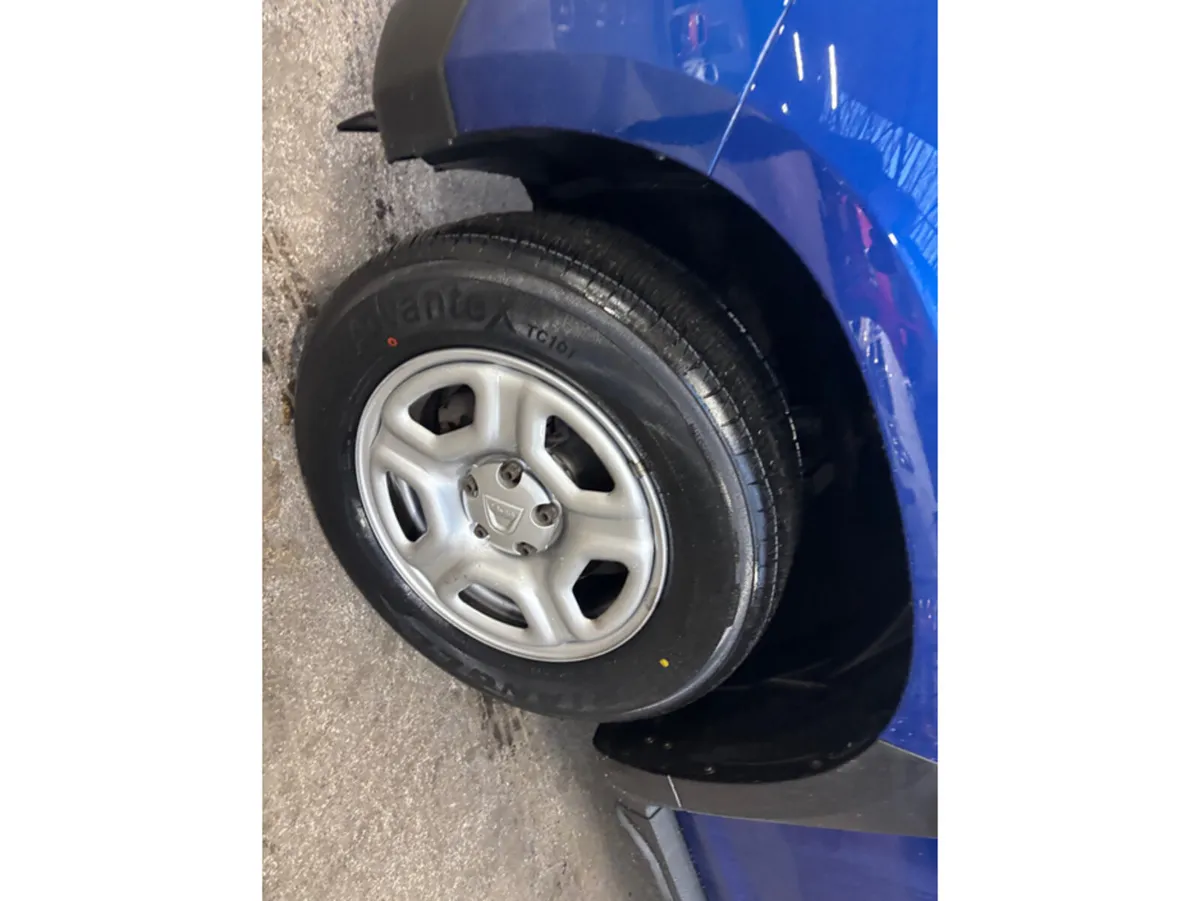 Dacia Duster ESSENTIAL TCE 90 4X2 5DR - Image 4