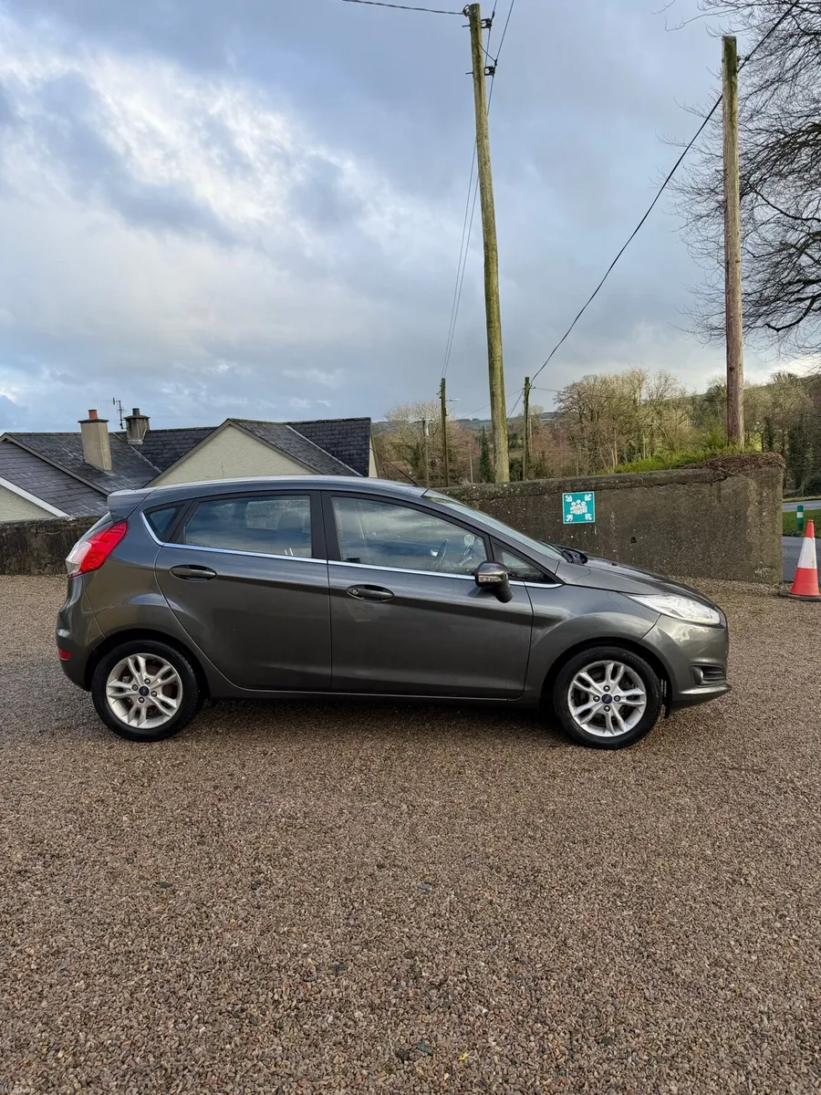 2016 Ford fiesta - Image 2