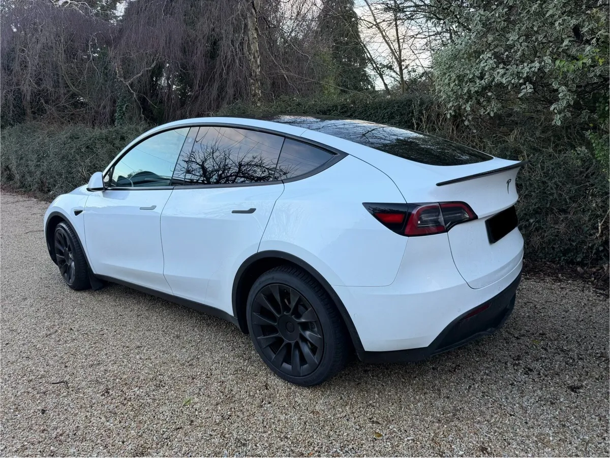Tesla Model Y Long Range AWD - Image 4