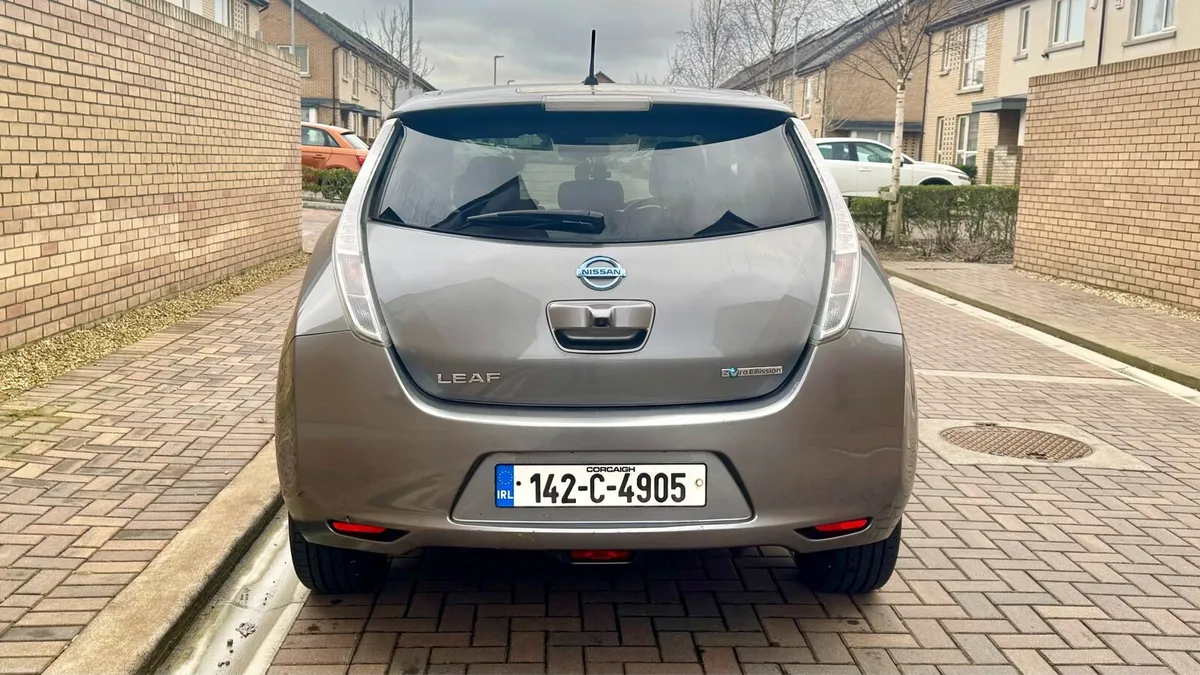 2014 Nissan Leaf Tekna - Real 120km range- 10 bars - Image 4