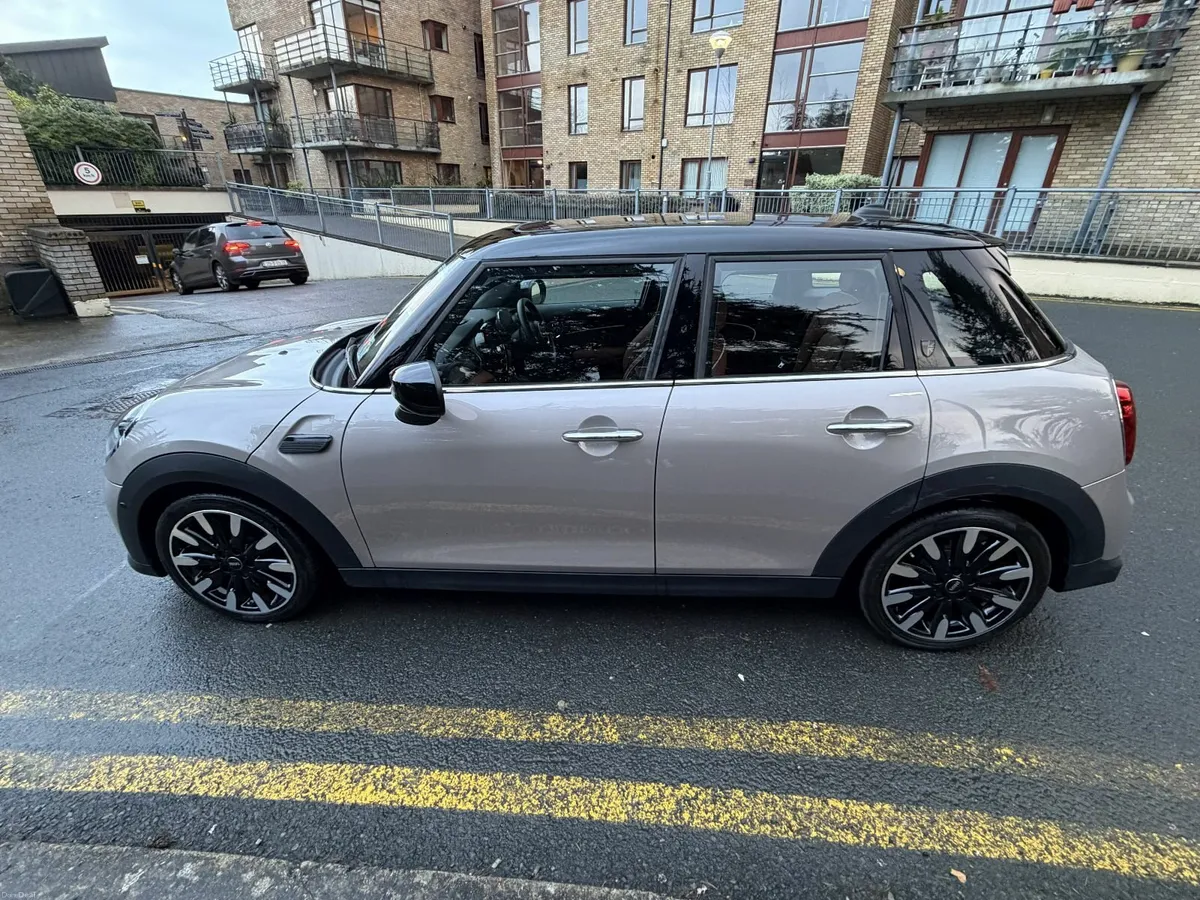 Mini Cooper 5-Door Cooper Exclusive - Image 3