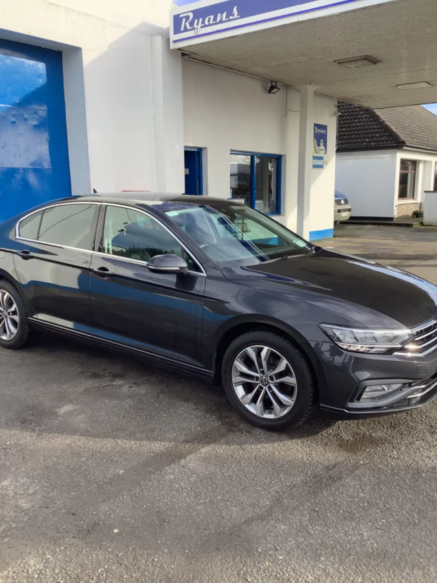 Volkswagen Passat 2022 - Image 4