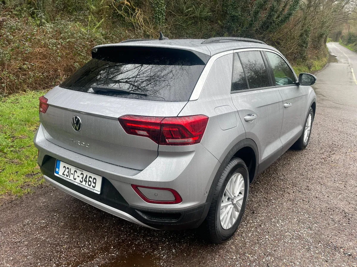 Volkswagen T-Roc Life 2.0L TDI 2023 - Image 2