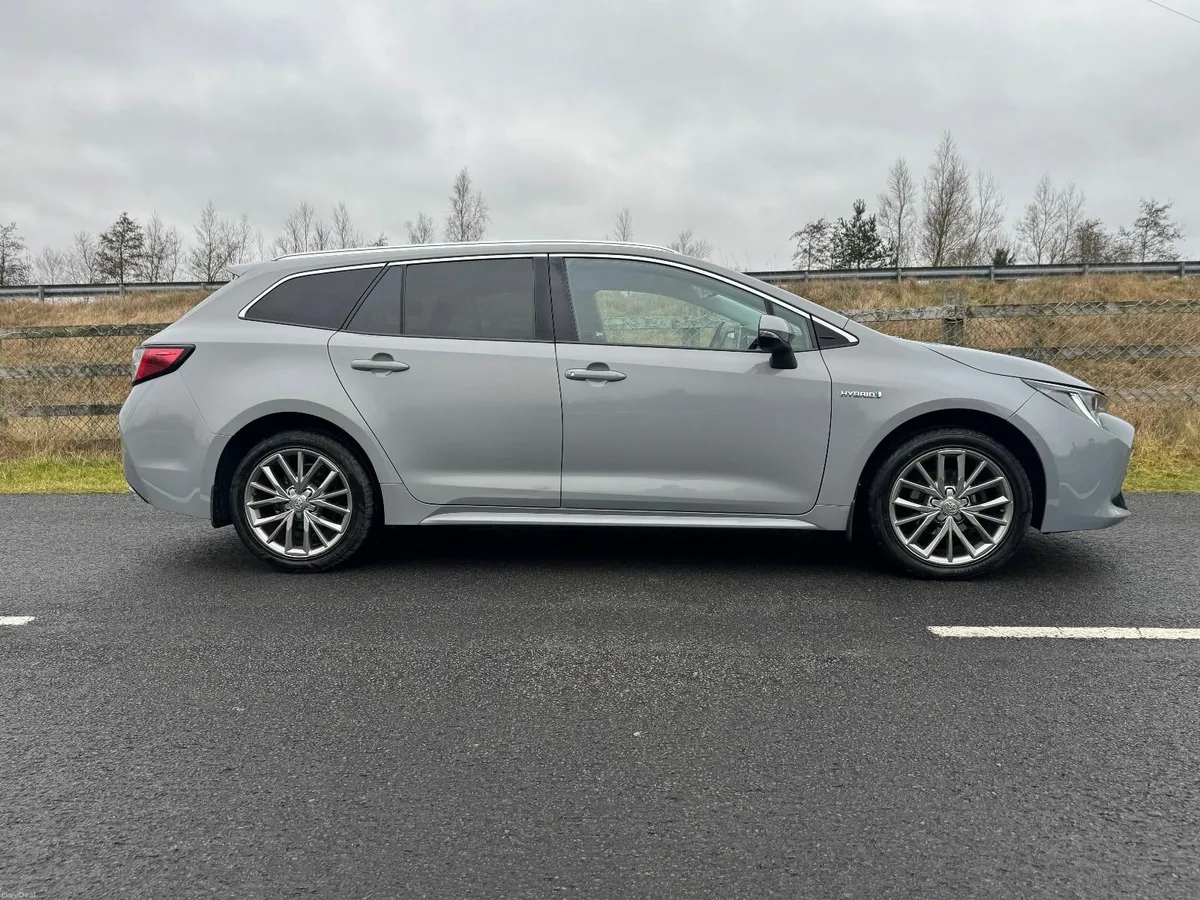 Toyota Corolla 2019 Hybrid Touring Sport - Image 3
