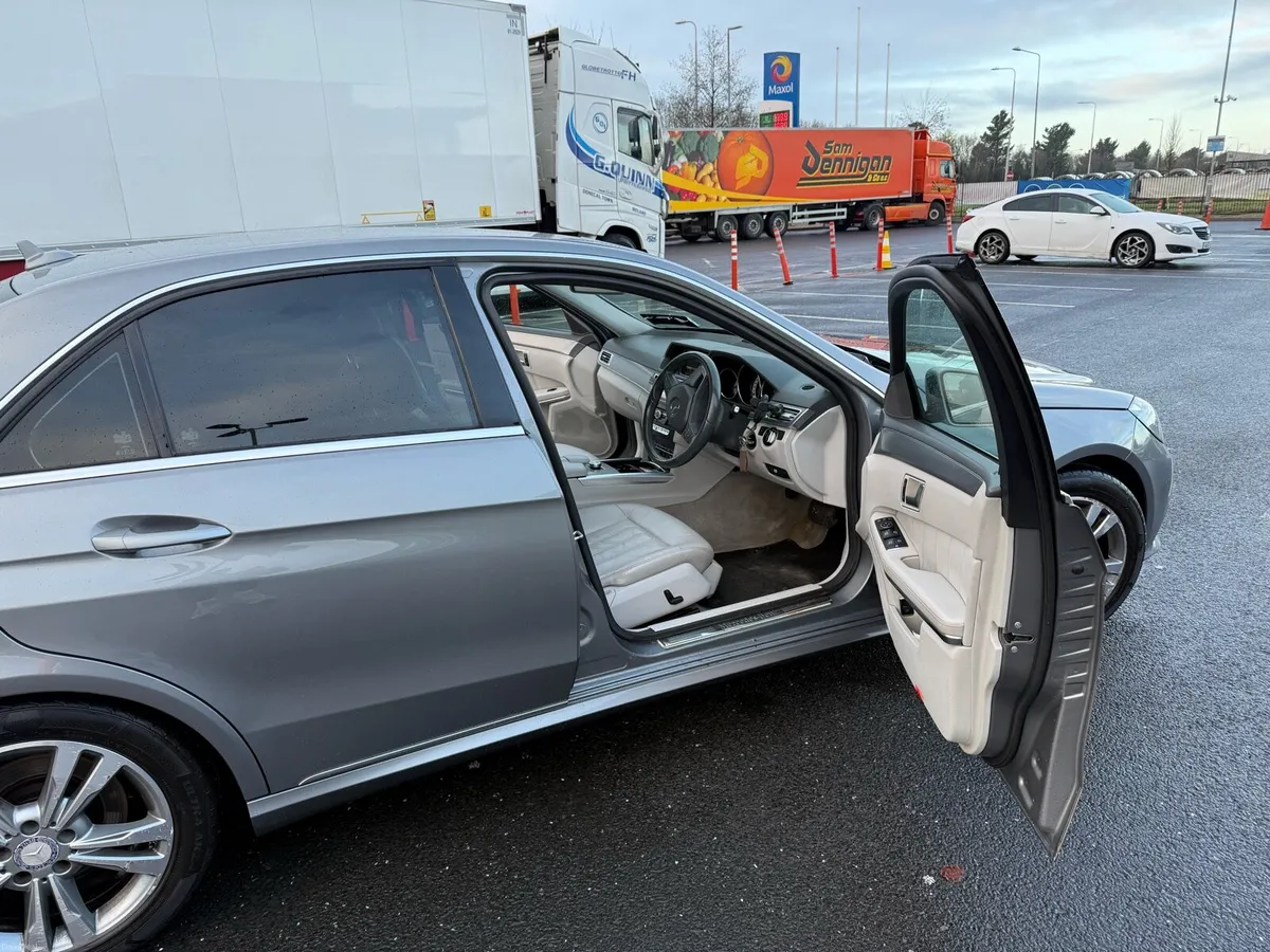 Mercedes E220 - Image 4