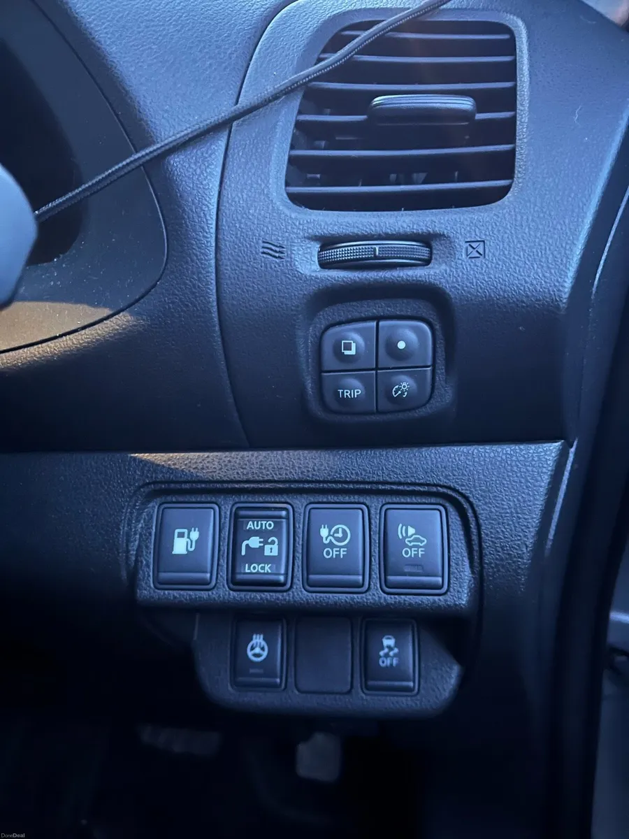 Nissan Leaf Tekna 30kw_2017_NCT Mar' 27_11/12 bar - Image 3