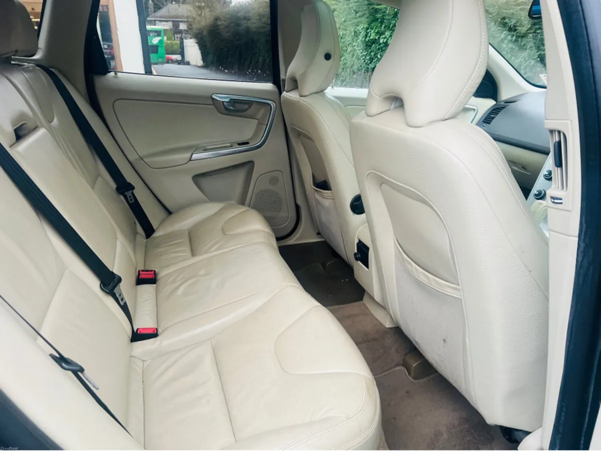 Volvo XC60 Cream Leather / Pan Roof / Electric Tai - Image 4