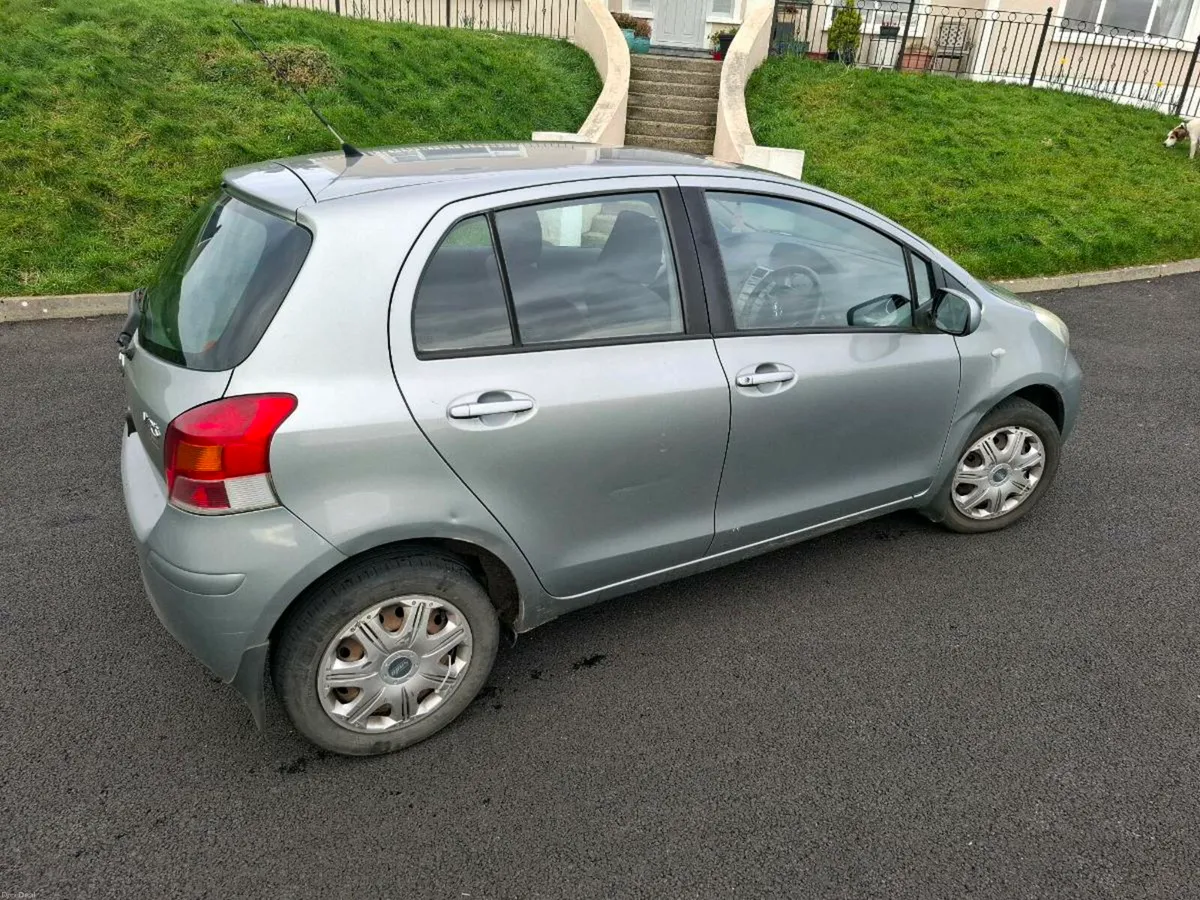 Toyota Yaris 2010 - Image 2