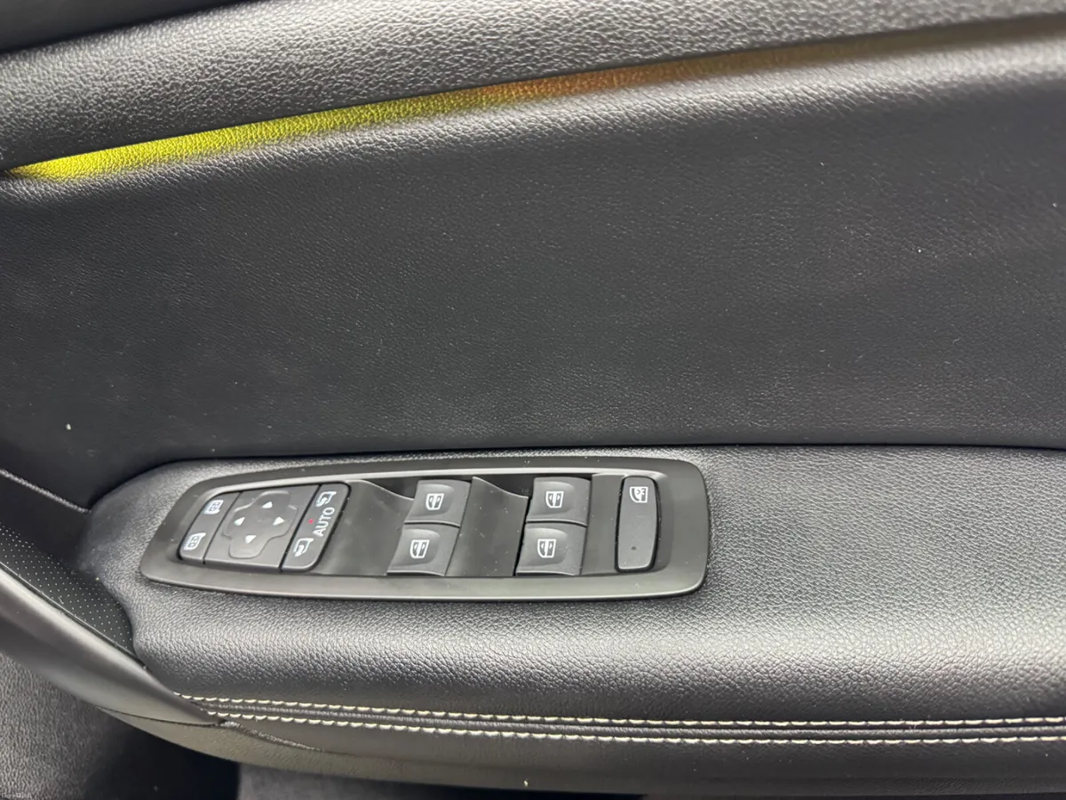 171 Renault Megane 1.5d VERY HIGH SPEC - Image 4