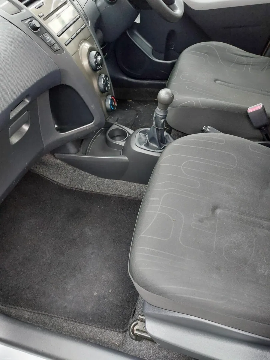 Toyota Yaris 2010 - Image 4