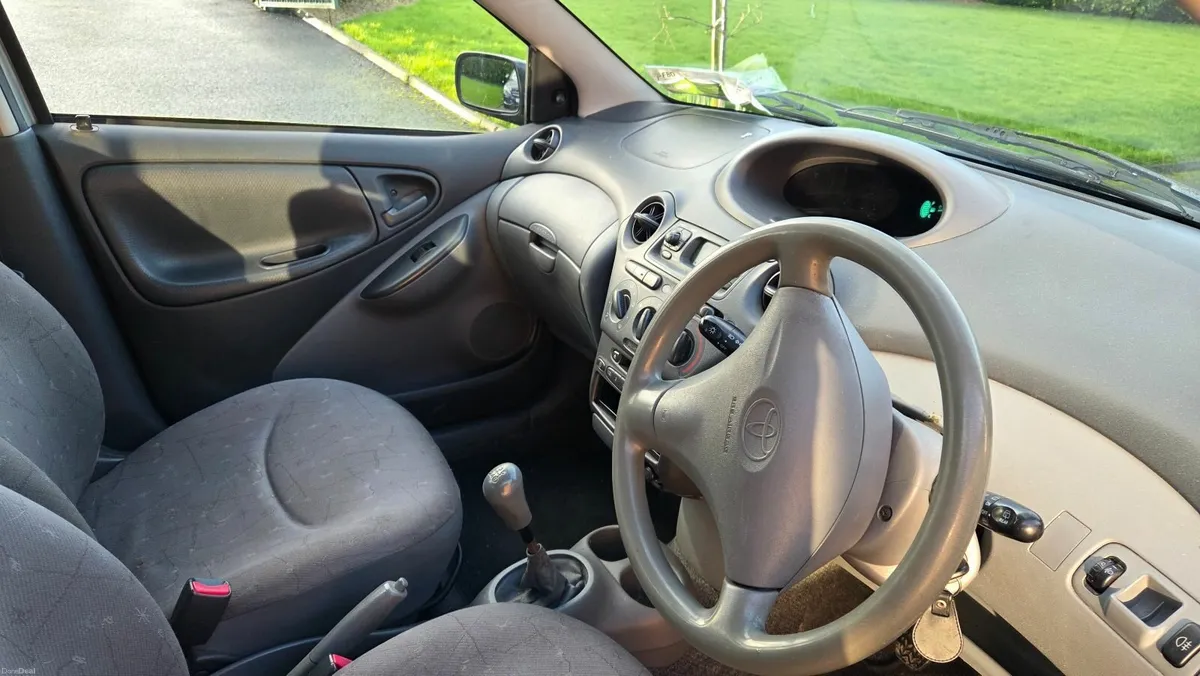 Toyota Yaris 1999 - Image 2
