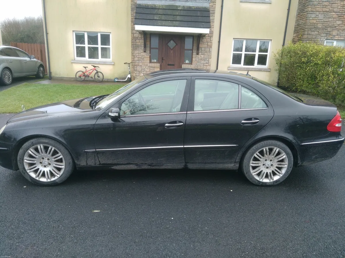 Mercedes-Benz E-Class 2005 - Image 4
