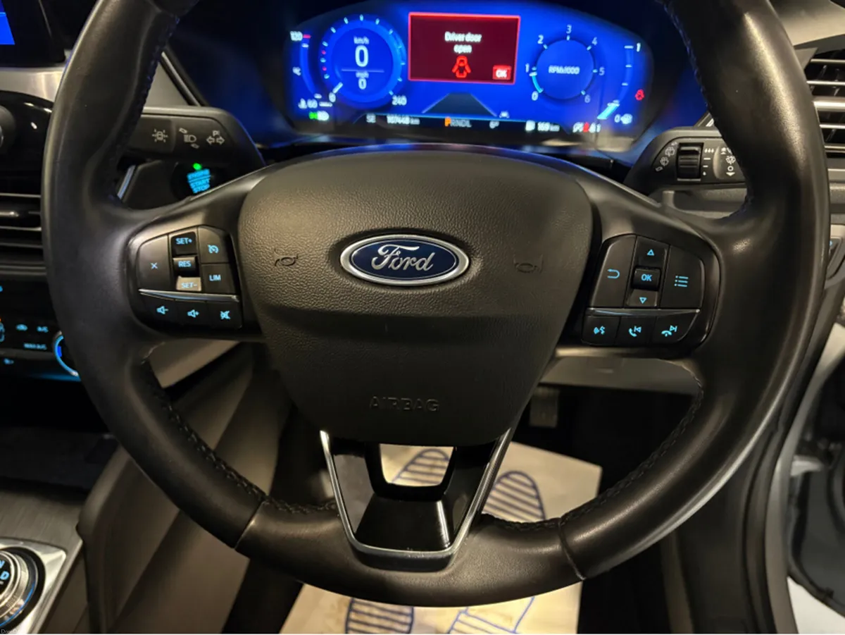 Ford Kuga LOW KMS  TITANIUM - REVERSE CAMERA- HALF - Image 6