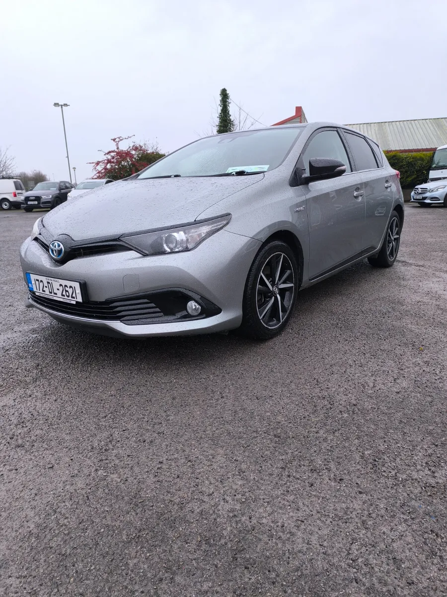 172 Toyota Auris 1.8 Hybrid. Full leather - Image 2