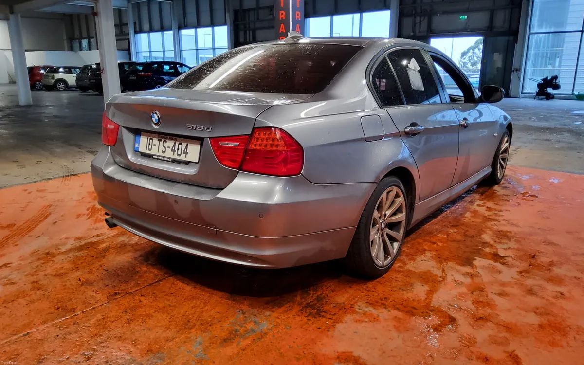 BMW 3-Series 2010 - Image 4