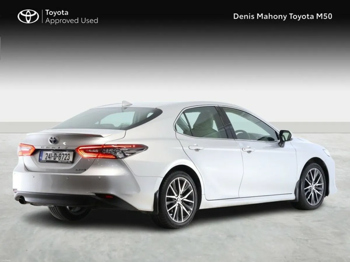 Toyota Camry Platinum Hybrid - Image 2