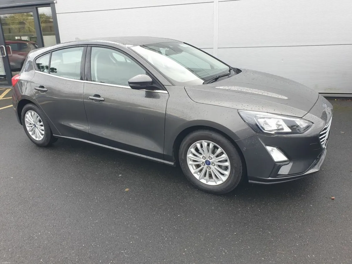 Ford Focus Titanium Edition, Automatic, Petrol, 23 - Image 3