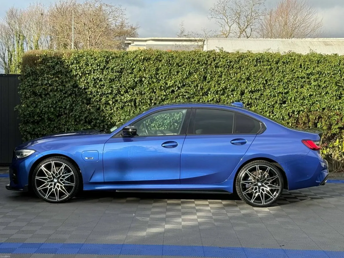 BMW 3-Series 330e M-SPORT COMPETITION 2.0 HYBRID / - Image 3