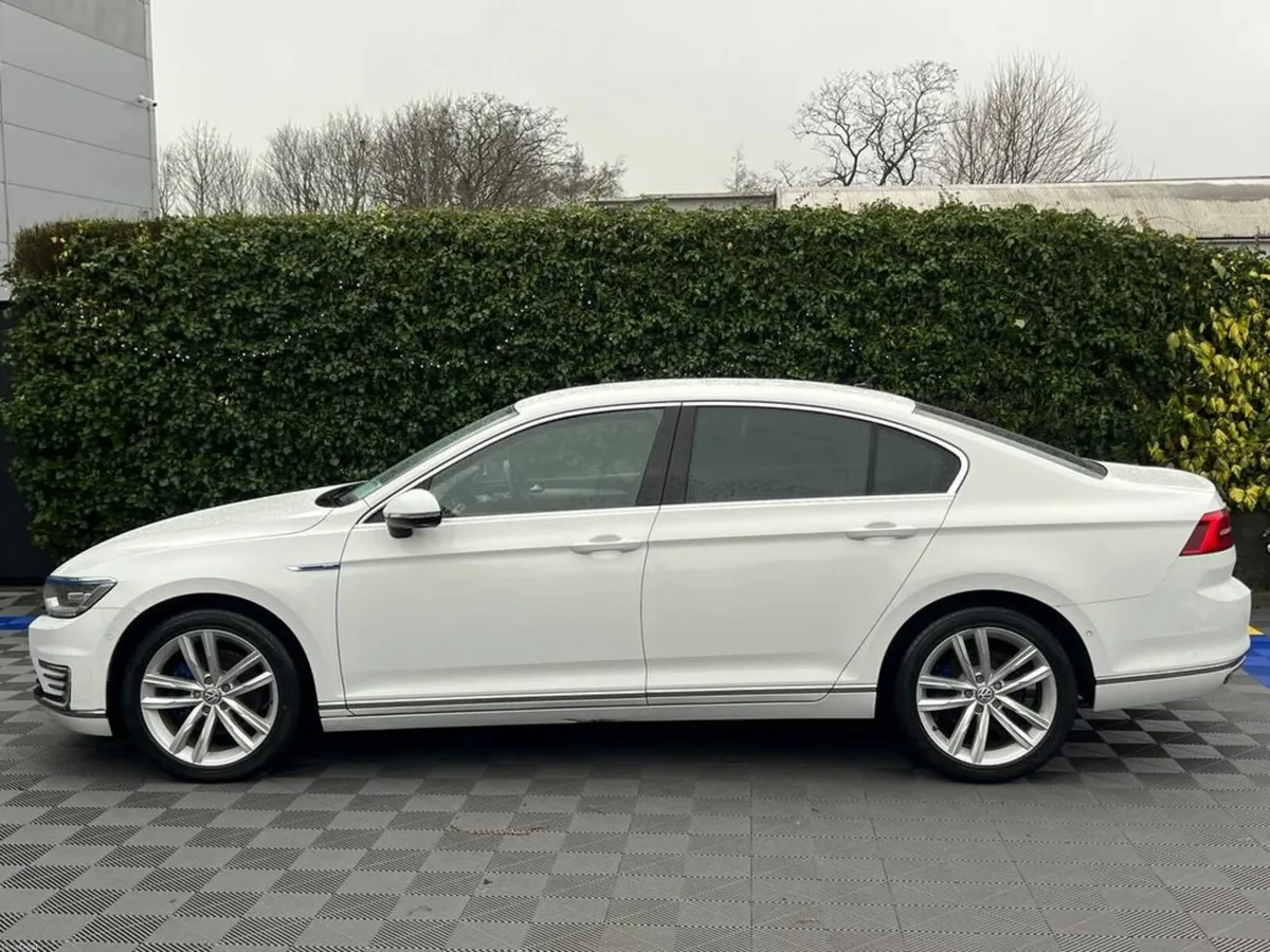 Volkswagen Passat GTE 1.4 HYBRID // FULL SERVICE H - Image 3