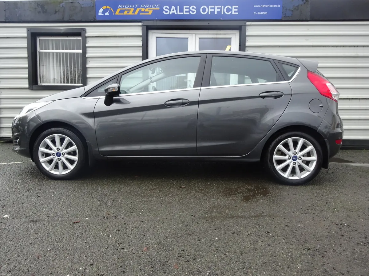 FORD FIESTA 1.25 PEYTROL TITANIUM LOW MILEAGE - Image 4