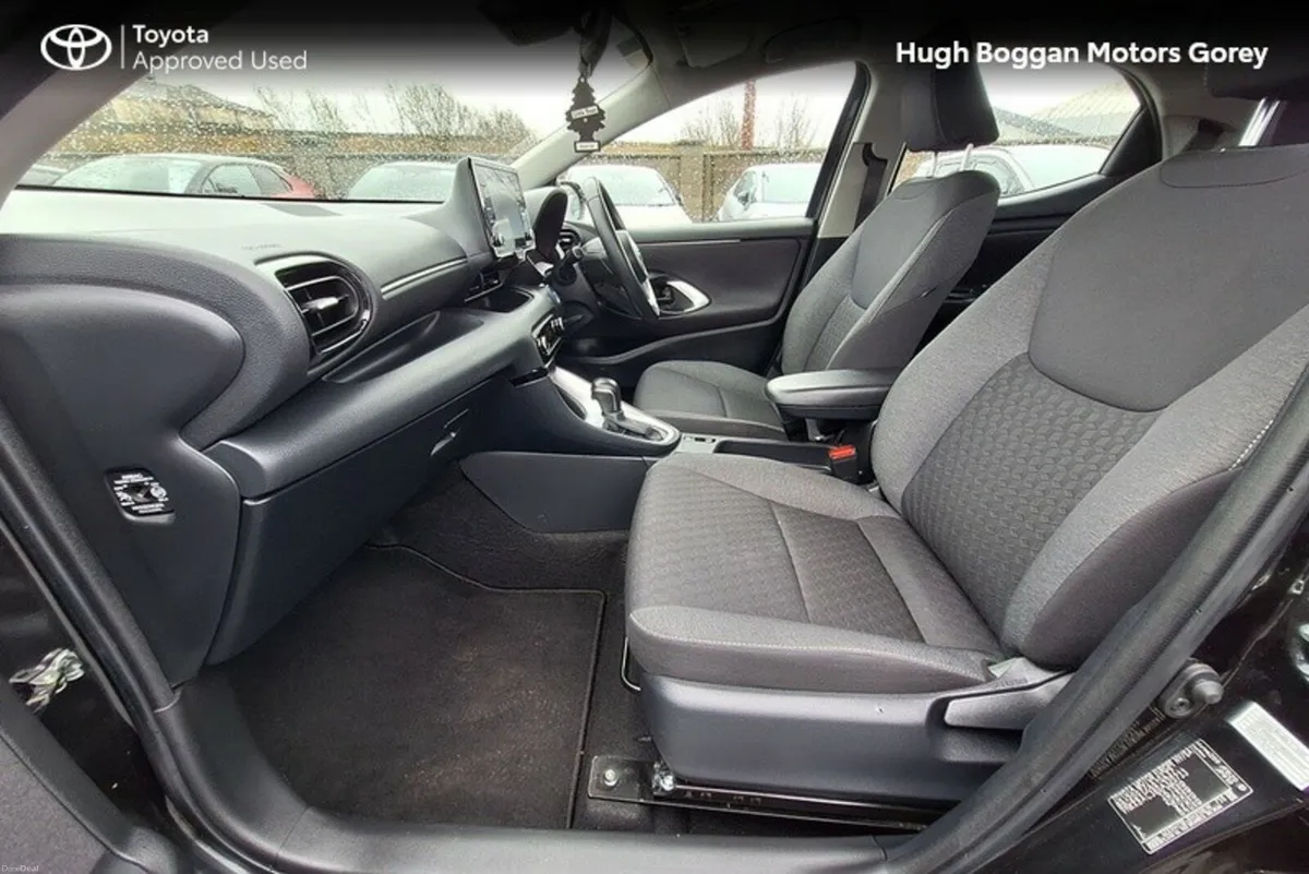 Toyota Yaris 1.5 HYBRID LUNA 4DR - Image 6