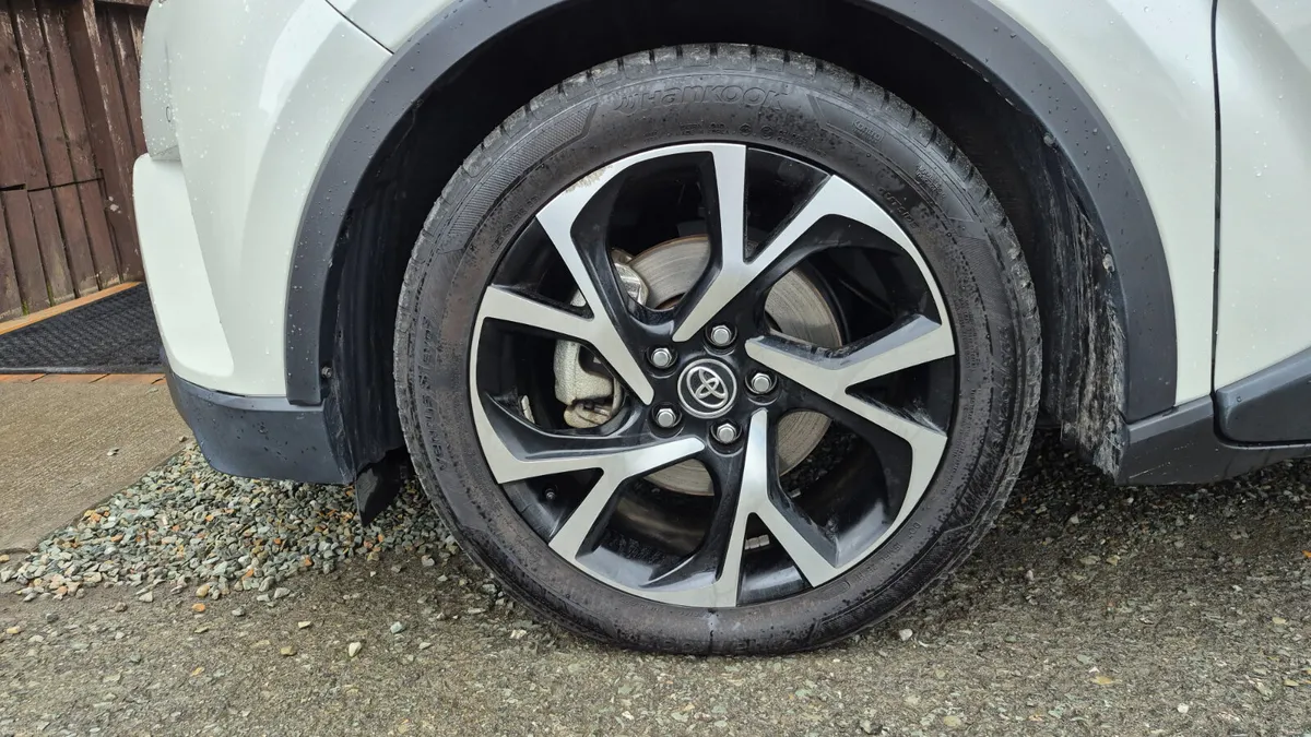 Toyota C-HR 1.8 Hybrid - Image 4