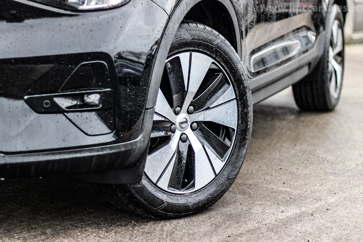 2022 VOLVO XC40 T-4 PLUS BRIGHT - Image 2