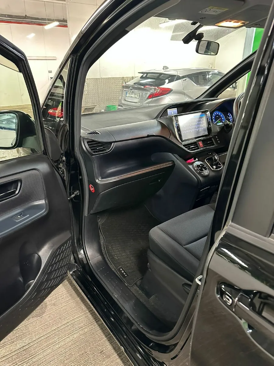 Toyota Voxy 2014 - Image 3