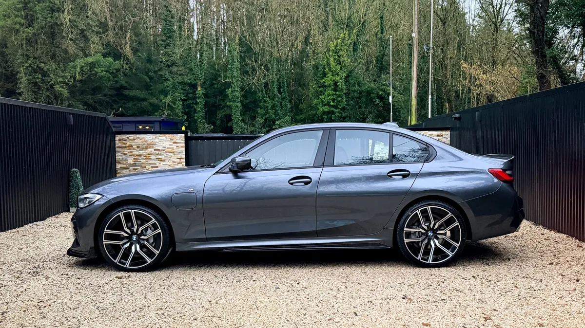 2020 (201)  BMW 330e M-SPORT  290BHP *VALUE ALERT - Image 4