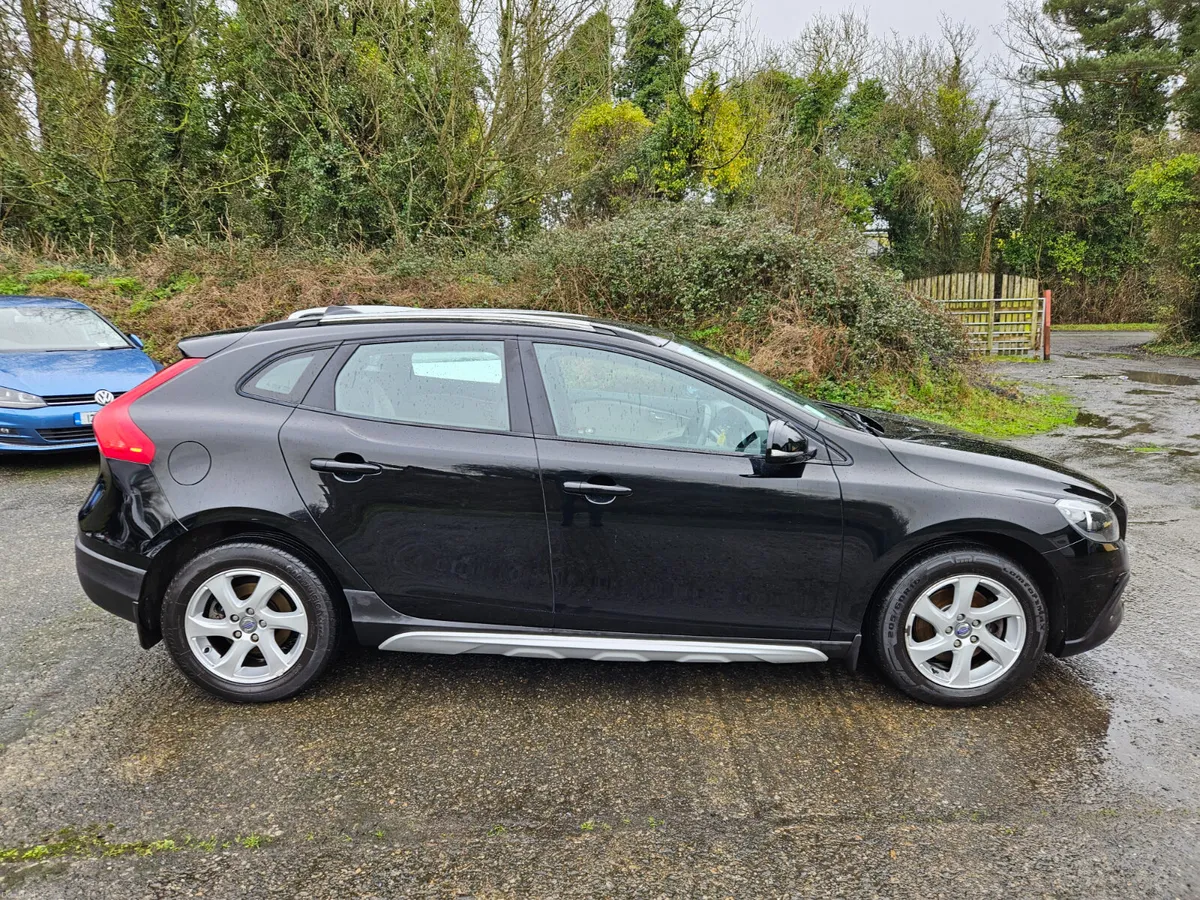 Volvo V40 2015 Cross Country... low mileage - Image 3