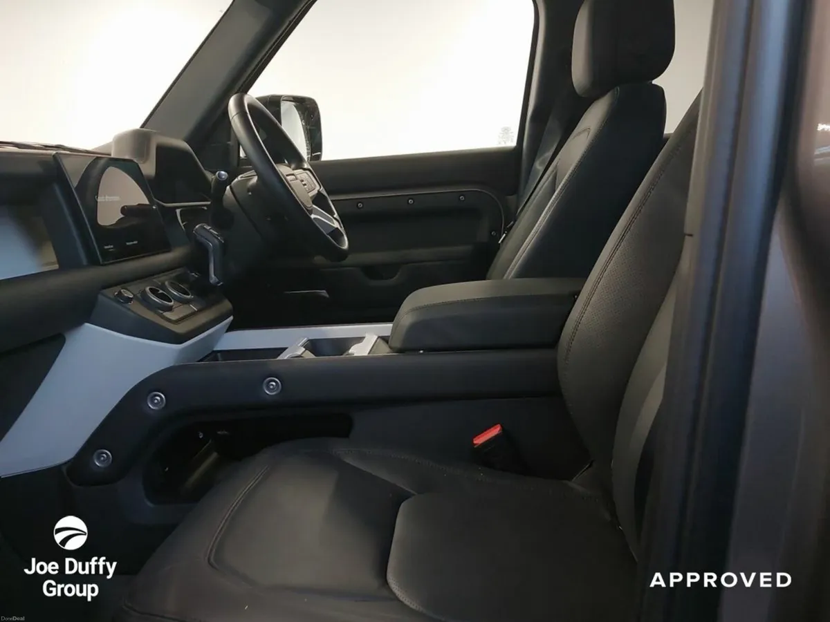 Land Rover Defender 110 X-Dynamic HSE PHEV - Image 4