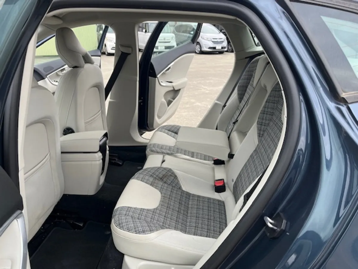 Volvo V40 COMING SOON // 2.0 AUTOMATIC  // FINANCE - Image 4