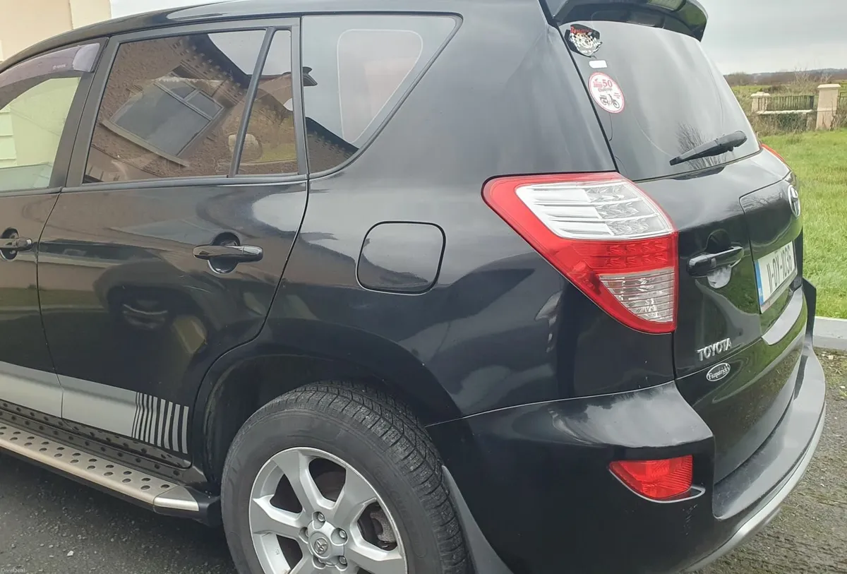 Toyota RAV4 2011 - Image 2