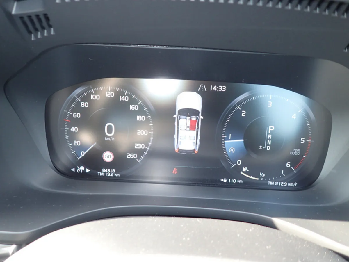 Volvo XC60 2.0 D4 MOMENTUM PLUS DIESEL AUTOMATIC / - Image 4