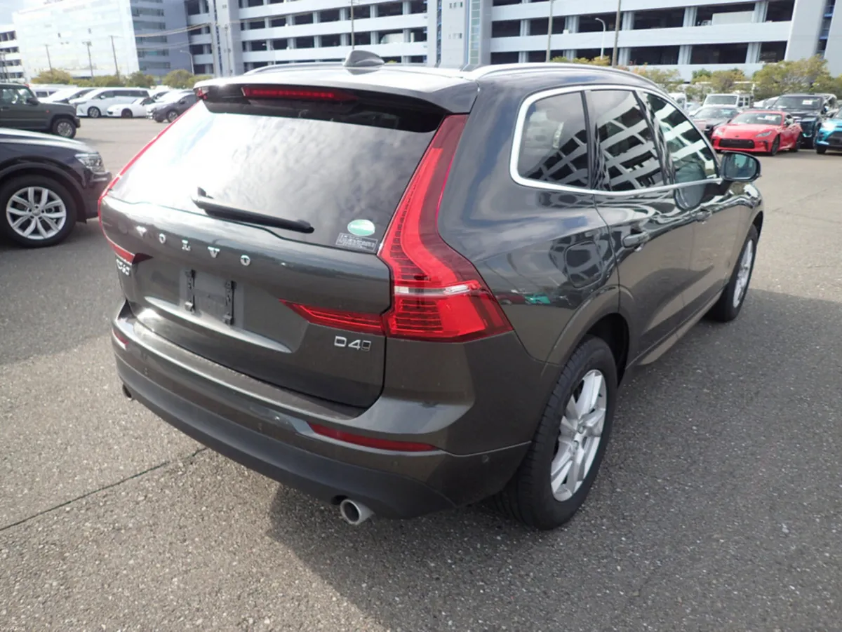 Volvo XC60 2.0 D4 MOMENTUM PLUS DIESEL AUTOMATIC / - Image 2