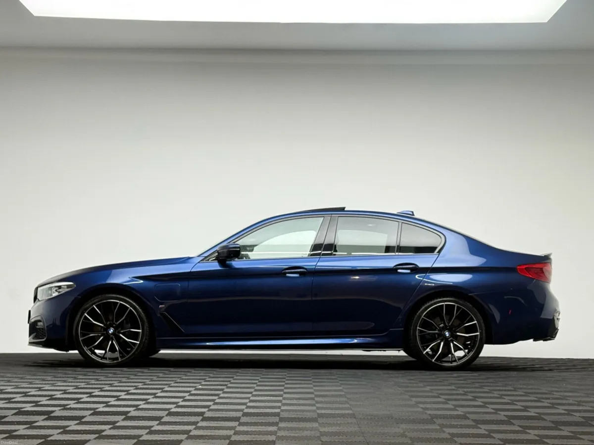 BMW 5-Series 530E M SPORT XDRIVE *SUNROOF* - Image 4