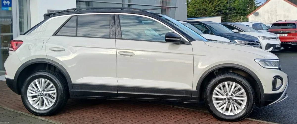 Volkswagen T-Roc Life 2.0 TDI M6F 116HP **PARK ASS - Image 2