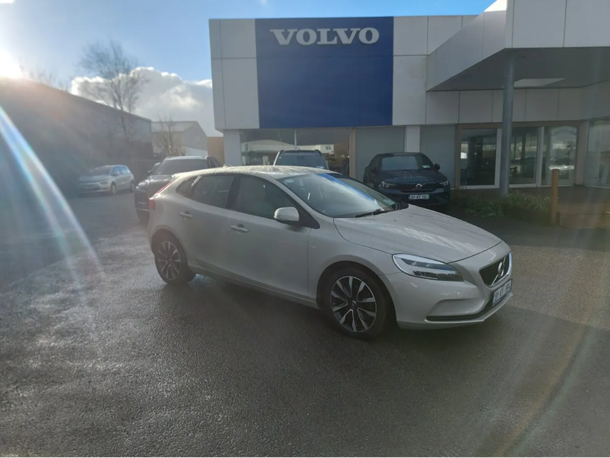 Volvo V40 D3 MOMENTUM ED 5DR - Image 1