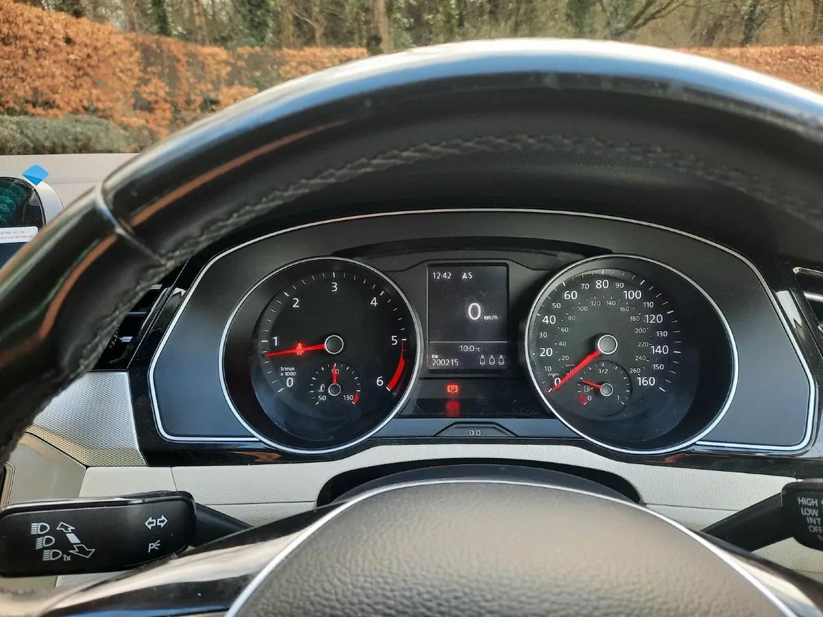 Volkswagen Passat 2016 - Image 2