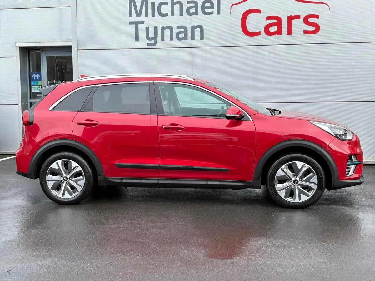 2022 Kia e-Niro 64kwh, Long Range,  CarPlay, 17” - Image 2