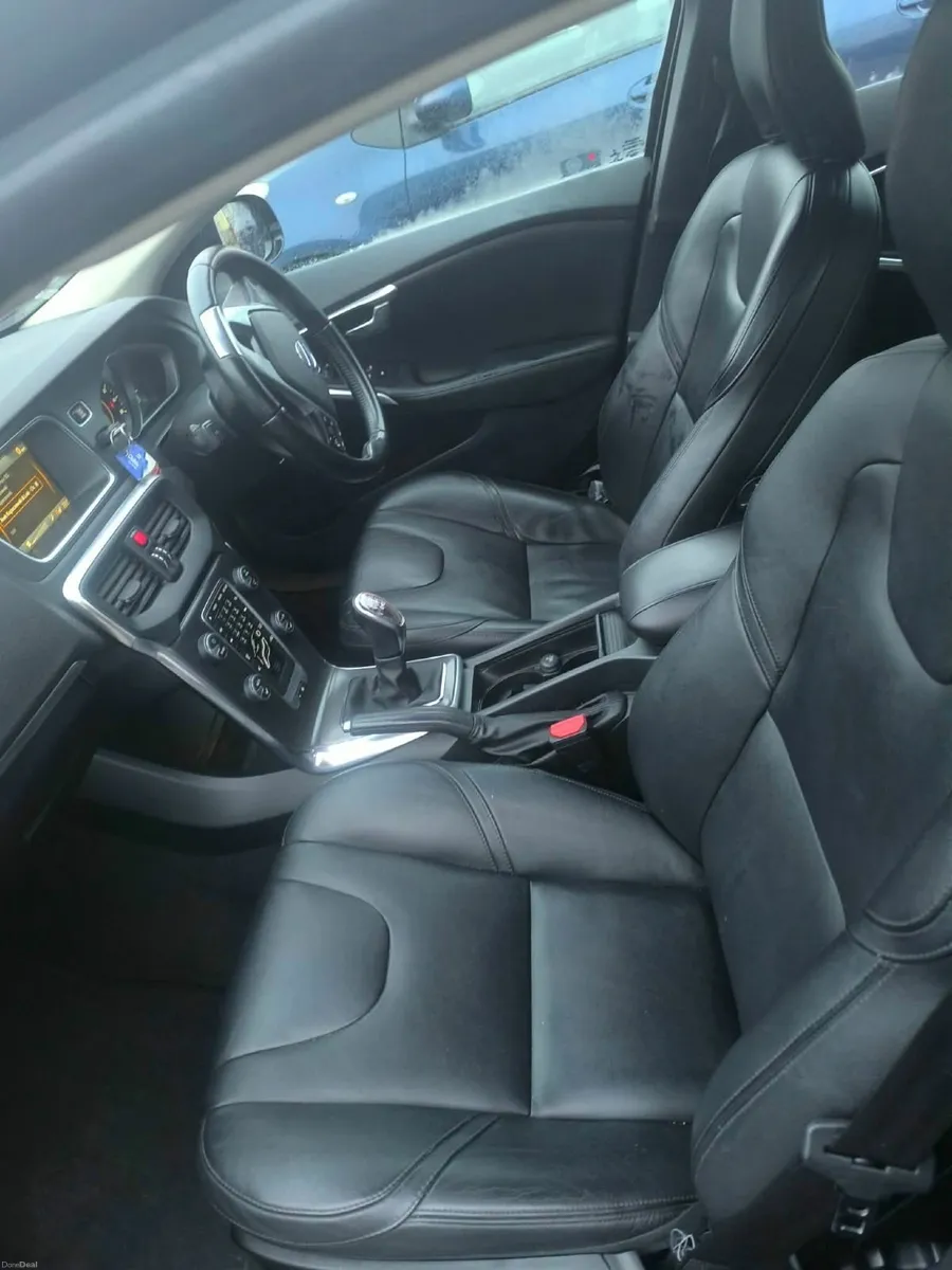Volvo V40 2014 - Image 2