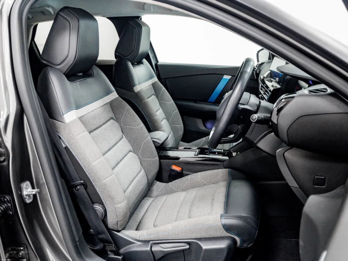 Citroen C4 ë-Shine 50kWh Auto 136HP - Image 3