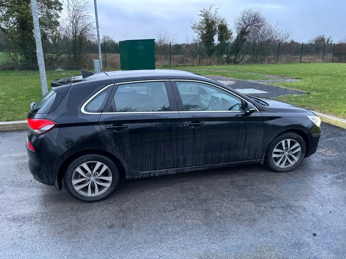 Hyundai i30 Deluxe Plus - TOP SPEC - Image 3