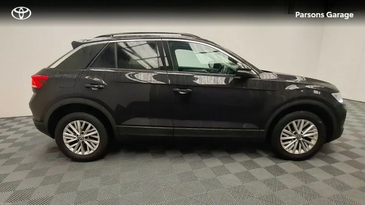 Volkswagen T-Roc LIFE 2.0 TDI MANUAL 6SPEED FWD 11 - Image 3