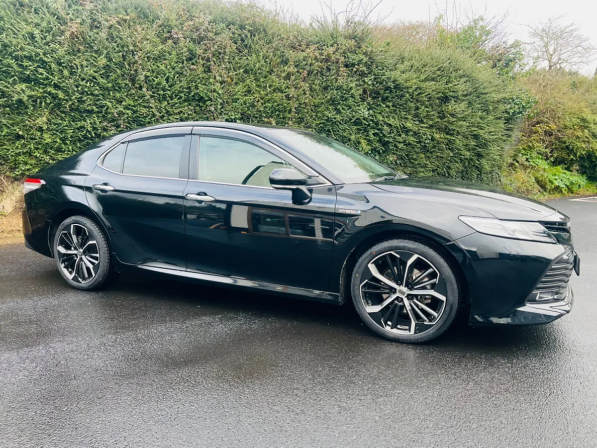 Toyota Camry // 2.5L HYBRID // AUTOMATIC - Image 3