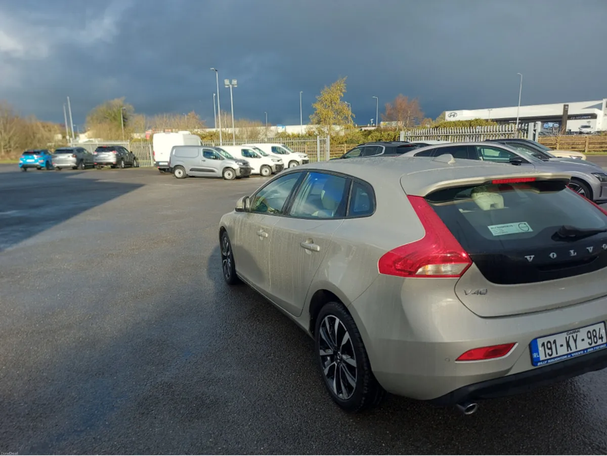 Volvo V40 D3 MOMENTUM ED 5DR - Image 4