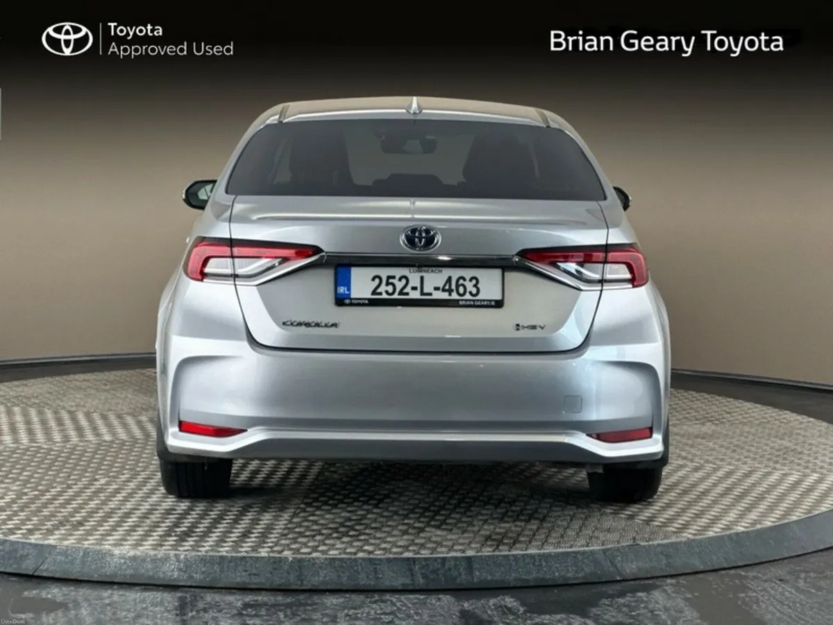Toyota Corolla HYBRID LUNA SPORT SALOON - Image 4