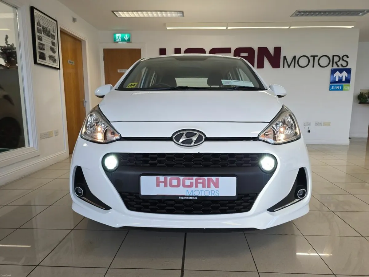 Hyundai i10 Deluxe 5DR H/B * High Spec * - Image 2
